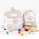 Pack Mochila solapa y Bolsita Leones personalizado