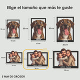 Marco Acrílico Personalizado con Caricatura 3D – Foto Convertida en Ilustración Estilo Animación, Acrílico 5 mm Corte Láser, Soporte Incluido – Regalo Emotivo