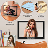 Marco Acrílico Personalizado con Caricatura 3D – Foto Convertida en Ilustración Estilo Animación, Acrílico 5 mm Corte Láser, Soporte Incluido – Regalo Emotivo