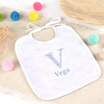 Babero personalizado Inicial Flores. Elige tu diseño