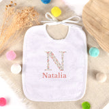 Babero personalizado Inicial Flores. Elige tu diseño