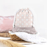 Pack Mochila solapa y Bolsita Estrellas rosas personalizado