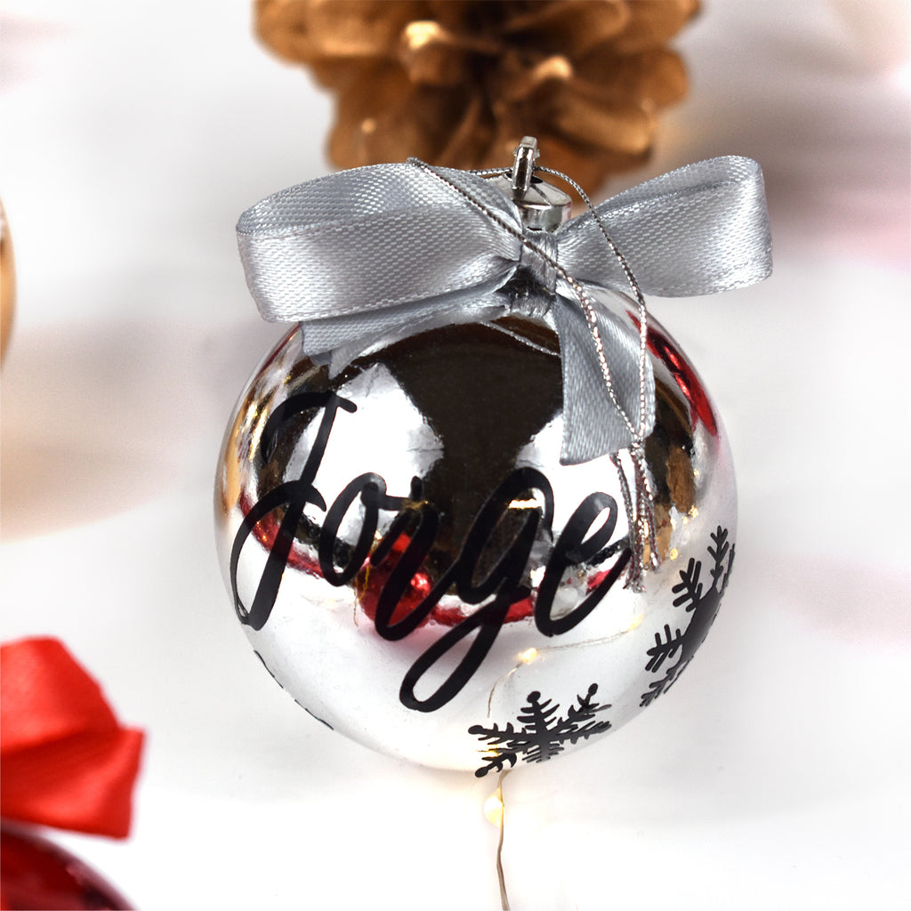 Bola Navidad Plateada personalizada. Color nombre a elegir. Saquito Mágico  – saquitomagico, image size:1024x1024
