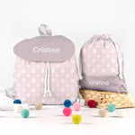 Pack Mochila solapa y Bolsita Estrellas rosas personalizado
