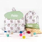 Pack Mochila solapa y Bolsita Mapaches personalizado