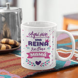 Taza divertida Aquí vive una reina y se llama Mamá