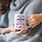Taza divertida Aquí vive una reina y se llama Mamá