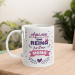 Taza divertida Aquí vive una reina y se llama Mamá